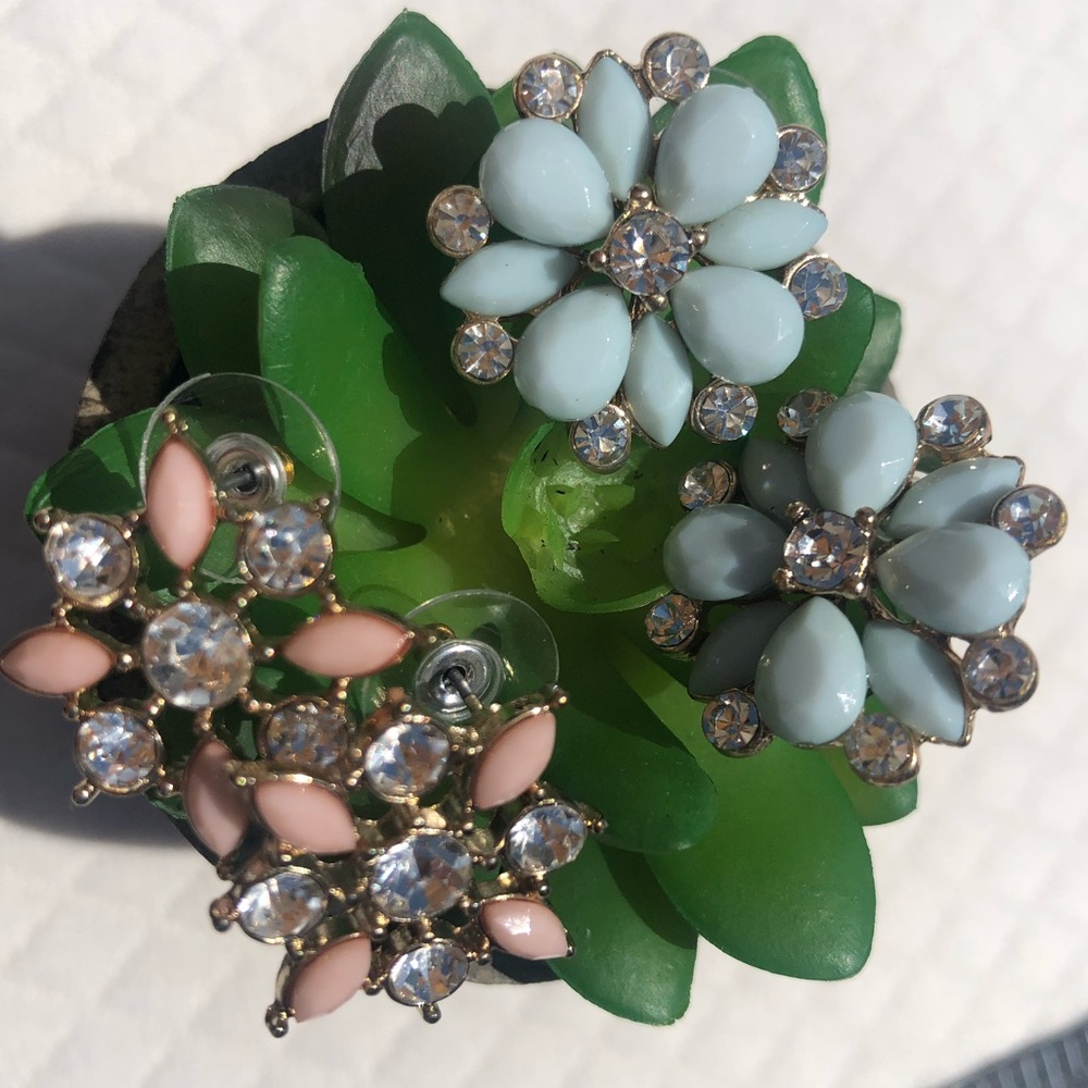 Beautiful bundle of flowery classic earrings ✨ Timeless feel✨ - Picture 2 of 12